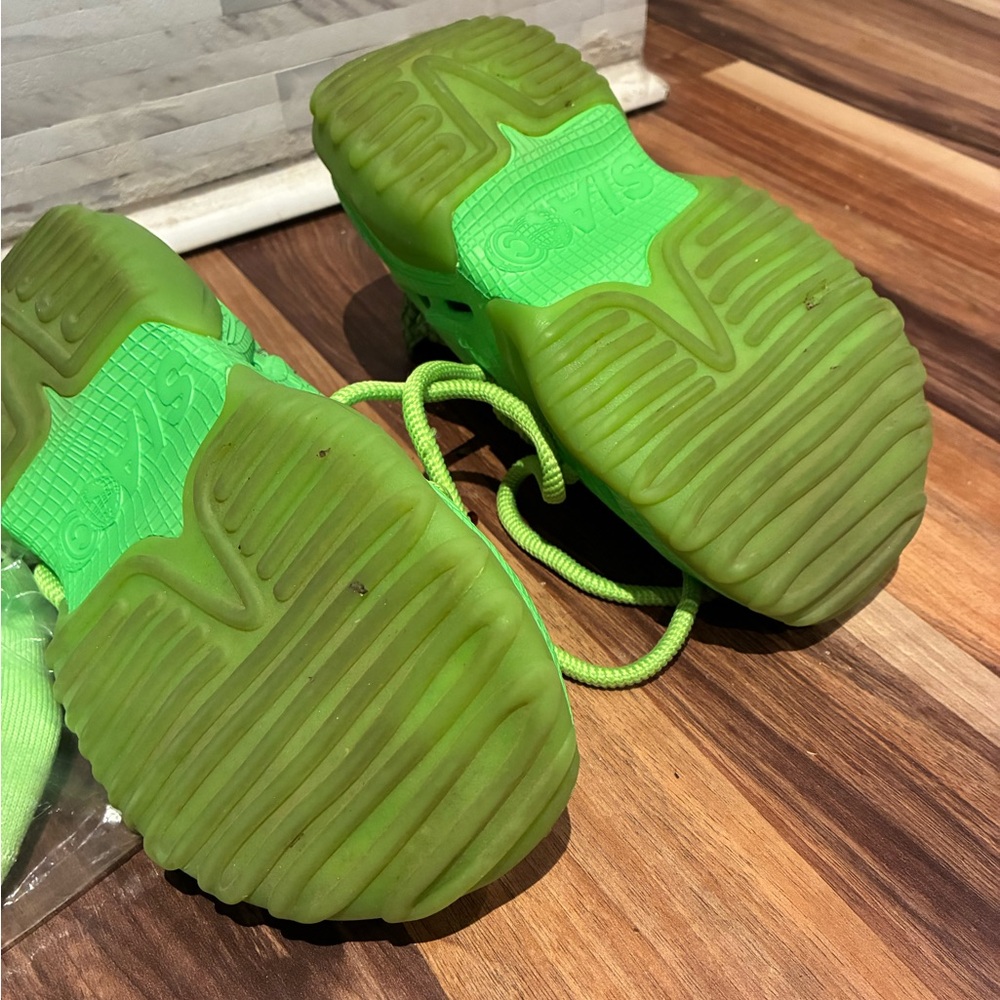 Sia collection Vulture foam “Grinch Glow” sneakers neon green men’s 5 women’s 7 - Picture 5 of 5